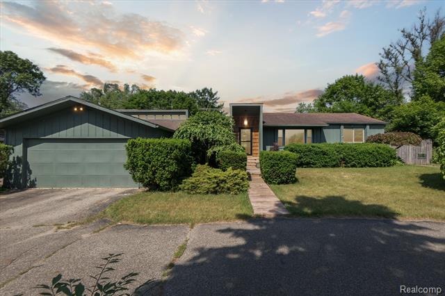 front view picture of 2651 Airport Rd, Waterford, MI. 48329