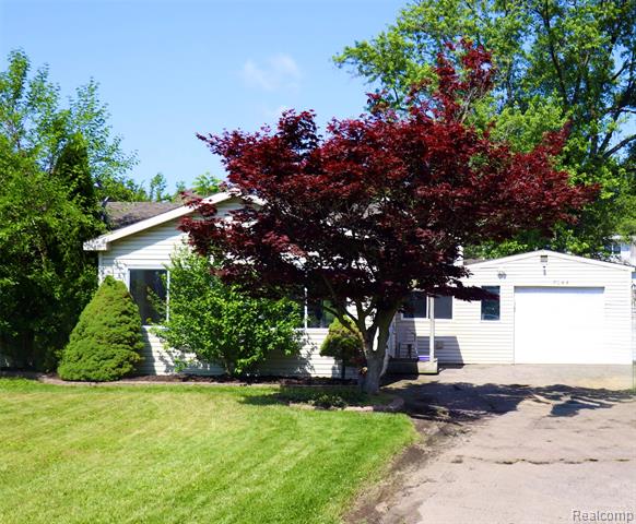 front view picture of 7044 Desmond Rd, Waterford, MI. 48329