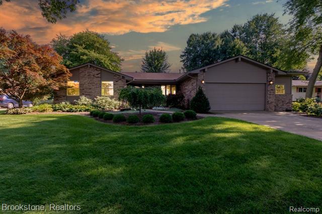 front view picture of 1748 Imperial Dr, Highland, MI. 48356
