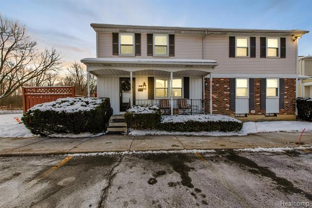 front view picture of 85 Beechwoode Ln, Pontiac, MI. 48340