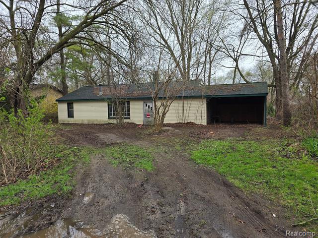 front view picture of 2750 Jackson Blvd, Highland, MI. 48356