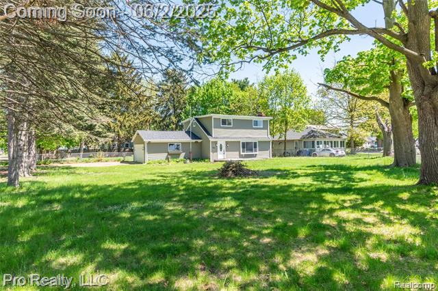 front view picture of 2750 Lansdowne Rd, Waterford, MI. 48329
