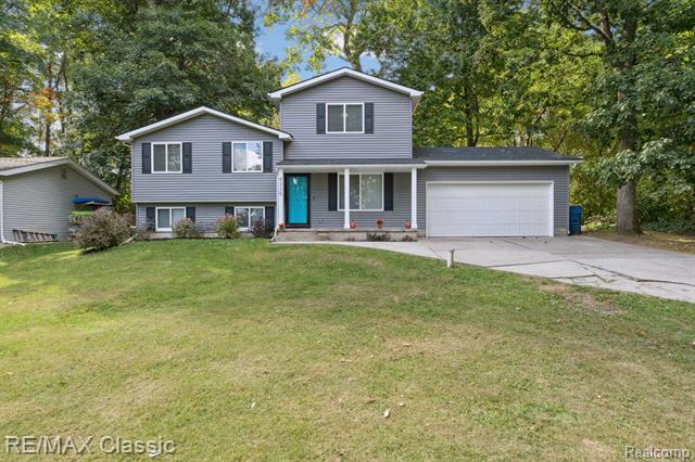 front view picture of 4335 Leroy Ct, White Lake, MI. 48383