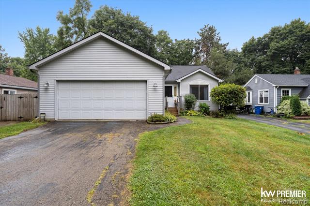 front view picture of 6421 Prairie Lawn, Waterford, MI. 48329