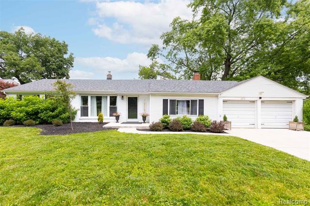 front view picture of 3976 Saginaw Trl, Waterford, MI. 48329