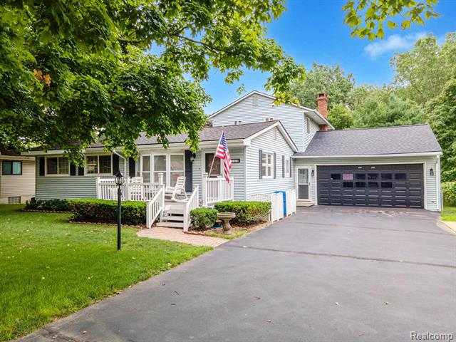 front view picture of 2710 Frembes Rd, Waterford, MI. 48329