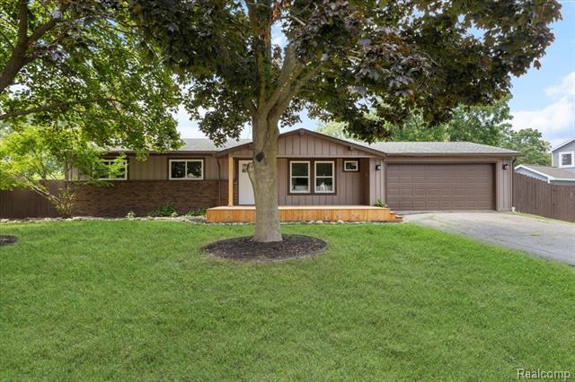 front view picture of 2863 Ravenglass Rd, Waterford, MI. 48329