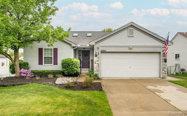 front view picture of 2707 Driftwood Dr, Waterford, MI. 48329