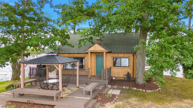 front view picture of 10086 King Rd, Davisburg, MI. 48350