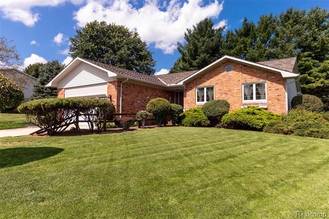 front view picture of 1200 Eagle Nest Dr, Rochester, MI. 48306