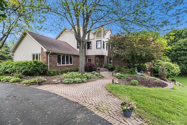 front view picture of 1080 Meadow Crest Dr, Clarkston, MI. 48348