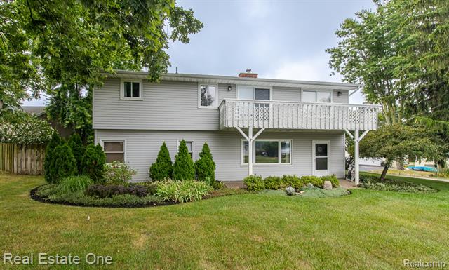 front view picture of 8640 Lakeview Blvd, Clarkston, MI. 48348