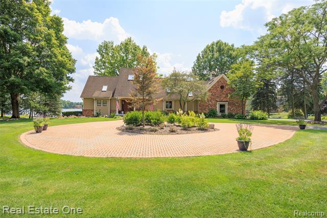 front view picture of 8485 Waumegah Rd, Clarkston, MI. 48348
