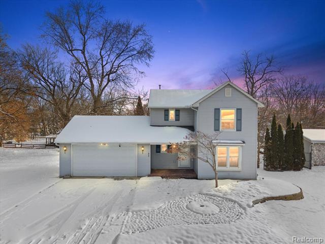 front view picture of 927 Alan Dr, Lake Orion, MI. 48362