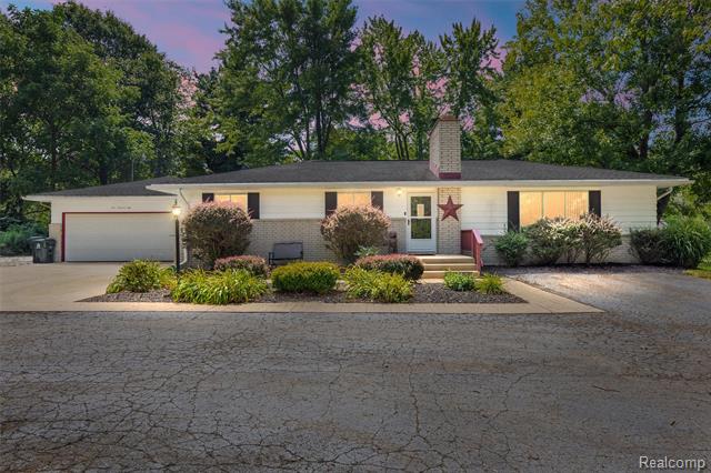 front view picture of 350 Park View Blvd, Lake Orion, MI. 48362