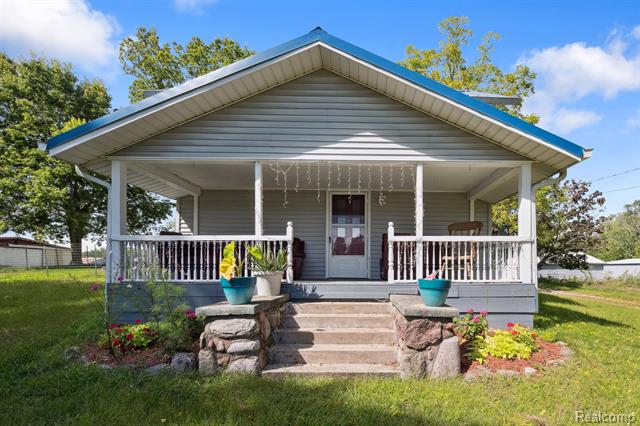 front view picture of 2318 Arch Road, Eaton Rapids, MI. 48827