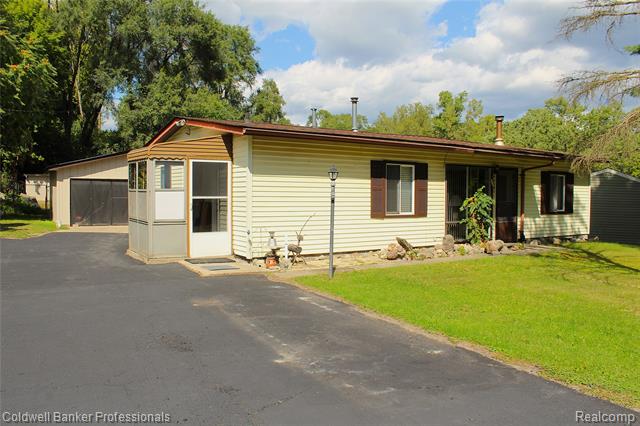front view picture of 10593 9 Mile Road, Whitmore Lake, MI. 48189