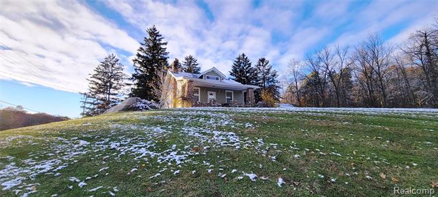 front view picture of 5025 N Hickory Ridge Road, Highland, MI. 48357