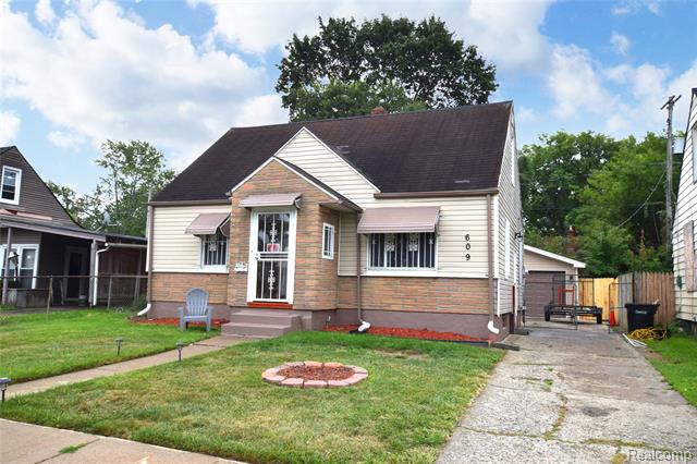 front view picture of 609 W Marengo Avenue, Flint, MI. 48505