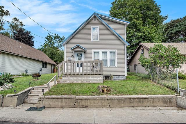 front view picture of 292 6Th Avenue, Manistee, MI. 49660