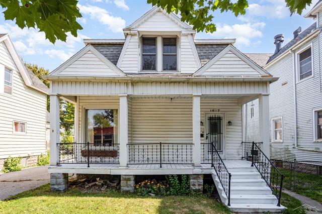 front view picture of 1617 Broadway Street, Bay City, MI. 48708