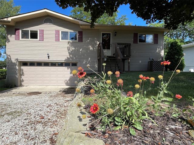 front view picture of 186 Bedford Drive, Brooklyn, MI. 49230