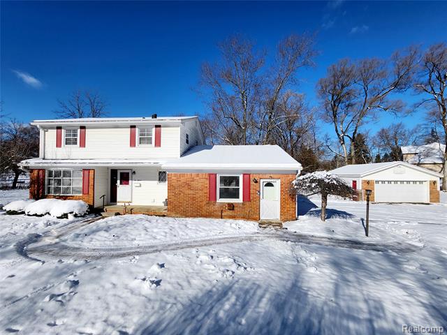 front view picture of 215 Park View Blvd, Lake Orion, MI. 48362