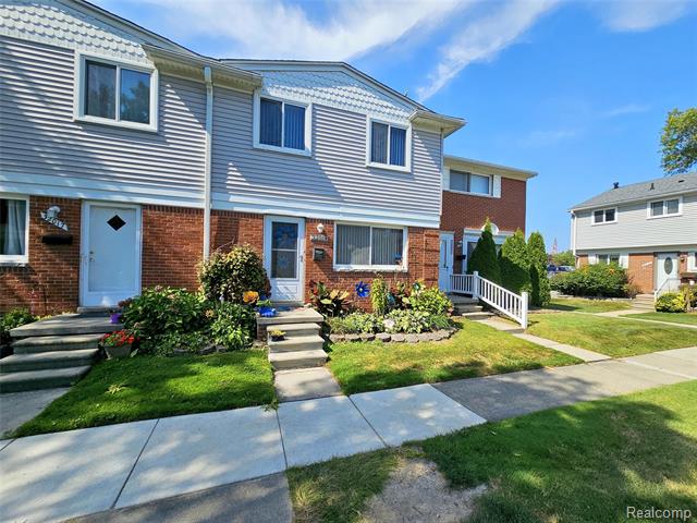 front view picture of 32019 Willliamsburg Avenue, Saint Clair Shores, MI. 48082