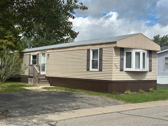 front view picture of 326 Emerald Circle S, Whitmore Lake, MI. 48189