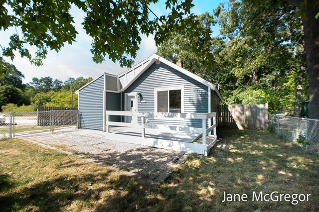 front view picture of 1312 E Broadway Avenue, Muskegon, MI. 49444