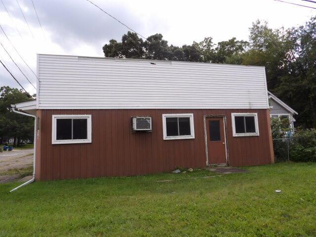 front view picture of 387 Goguac Street W, Battle Creek, MI. 49015