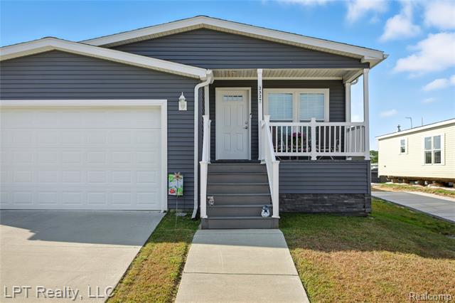 front view picture of 2327 Gibraltar Drive, Milford, MI. 48380