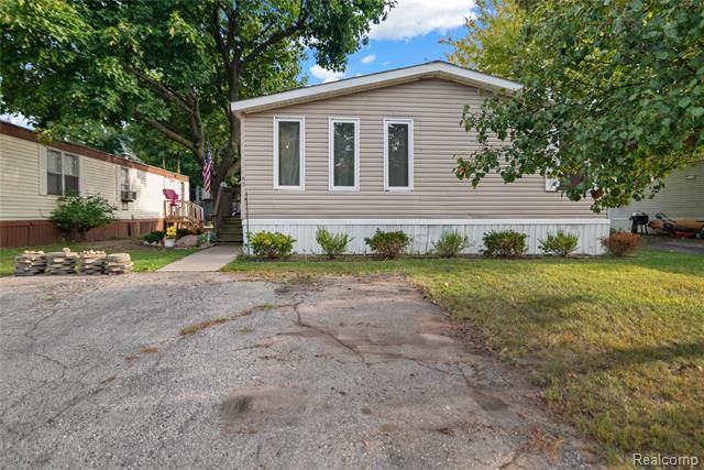 front view picture of 351 North Squirrel Road #63, Auburn Hills, MI. 48326