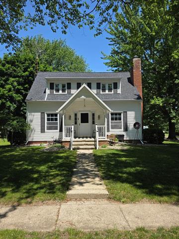 front view picture of 300 Brady Street, Chesaning, MI. 48616