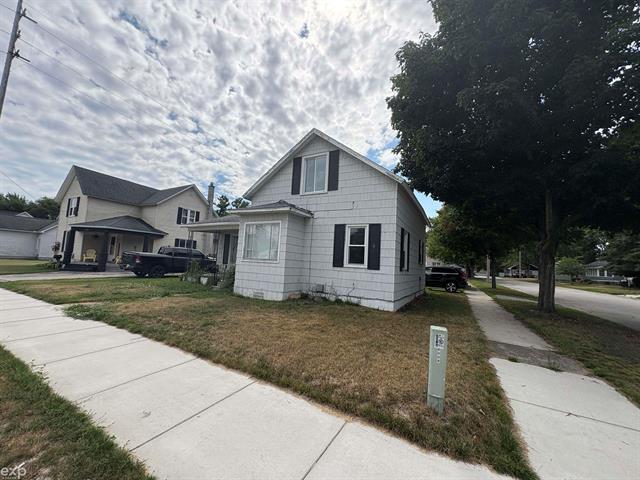 front view picture of 600 S Wenona Avenue, Bay City, MI. 48706