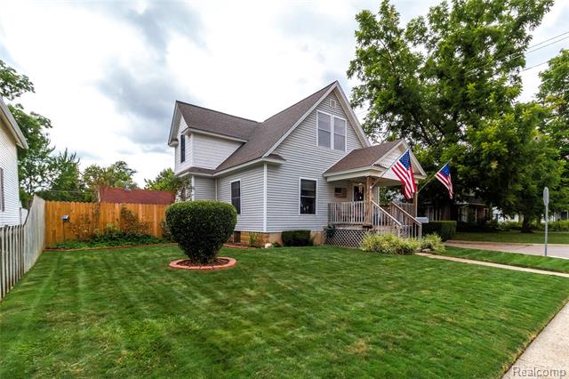 front view picture of 847 N Main Street, Lapeer, MI. 48446