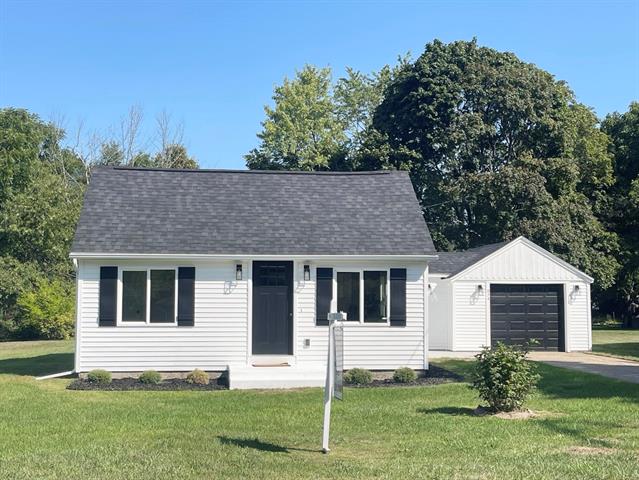 front view picture of 974 W Summit Avenue, Muskegon, MI. 49441