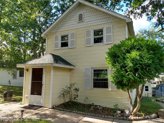 front view picture of 10183 Skeman Road, Brighton, MI. 48114