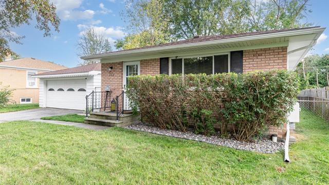 front view picture of 555 Pioneer Trail Street, Saginaw, MI. 48604