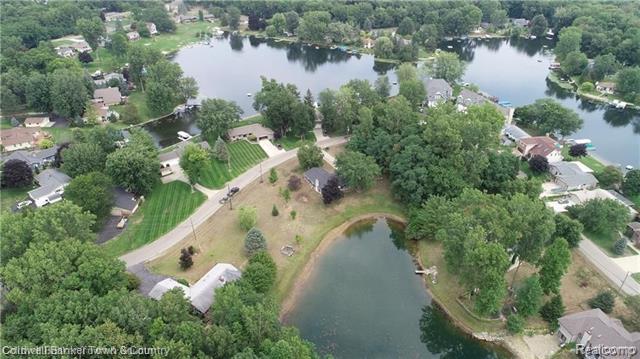 front view picture of 11564 Pleasant View Drive, Pinckney, MI. 48169