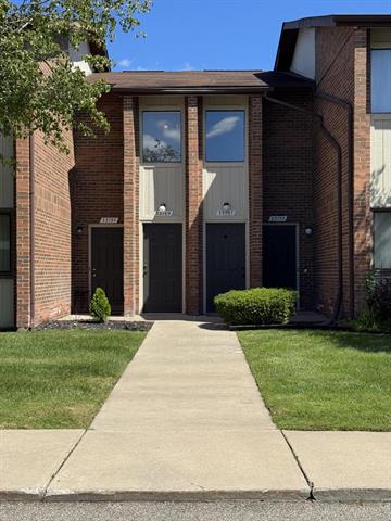 front view picture of 33769 Pondview Circle, Livonia, MI. 48152