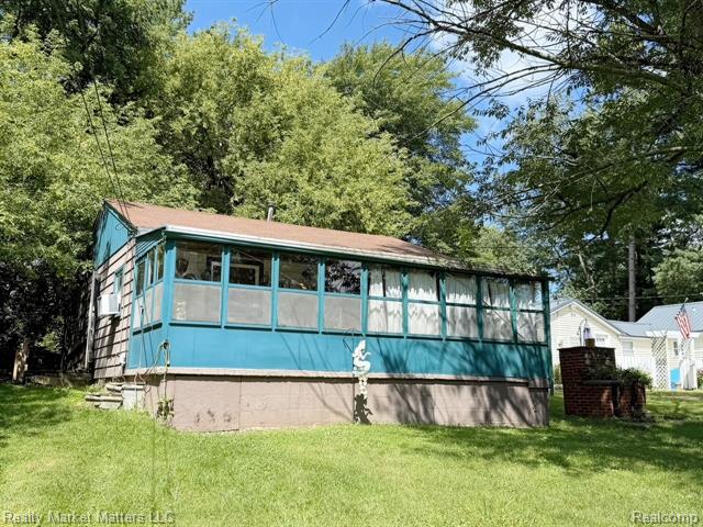 front view picture of 441 Peninsula Drive, Columbiaville, MI. 48421