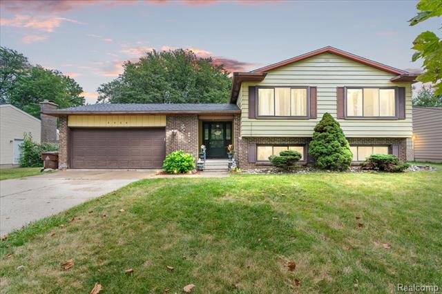 front view picture of 2524 Newport Drive, Lansing, MI. 48906