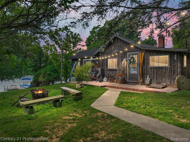 front view picture of 9233 Evee Rd, Clarkston, MI. 48348