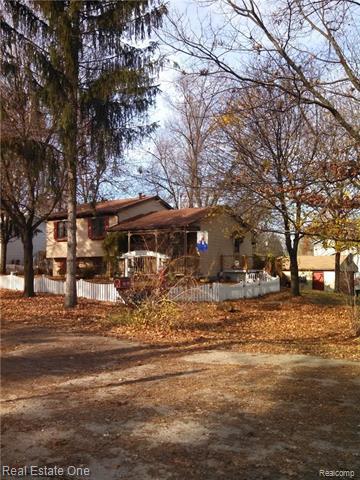 front view picture of 390 Oakland Dr, Lake Orion, MI. 48362