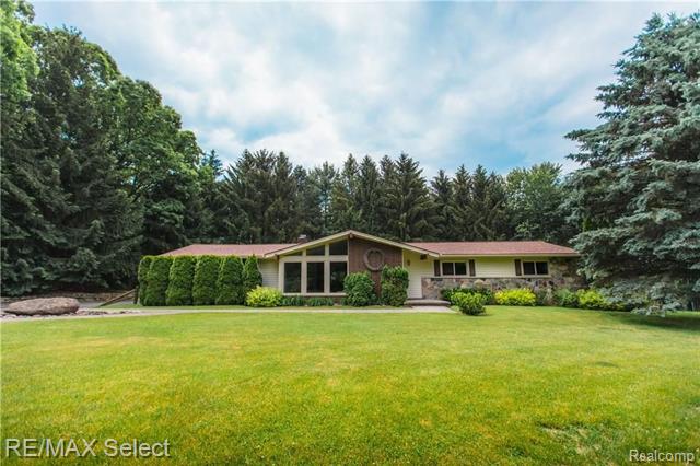 front view picture of 9245 Pine Knob Rd, Clarkston, MI. 48348