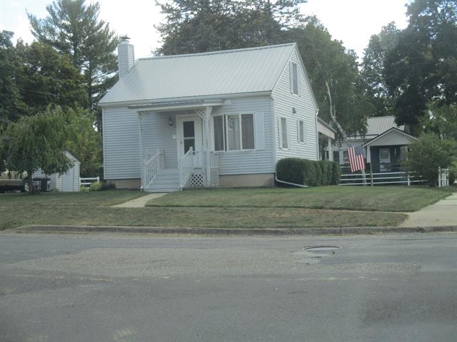 front view picture of 302 E Marshall Street, Alma, MI. 48801