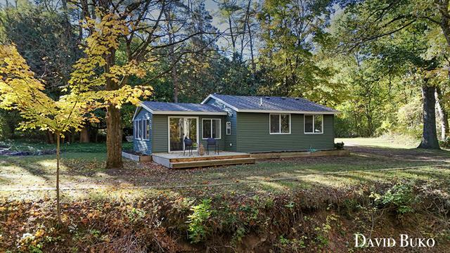 front view picture of 1875 11 Mile Rd Road Ne, Comstock Park, MI. 49321