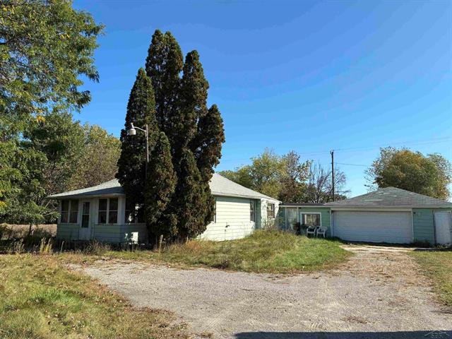 front view picture of 1671 River Road, Saginaw, MI. 48604