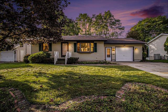 front view picture of 359 10Th Street, Manistee, MI. 49660